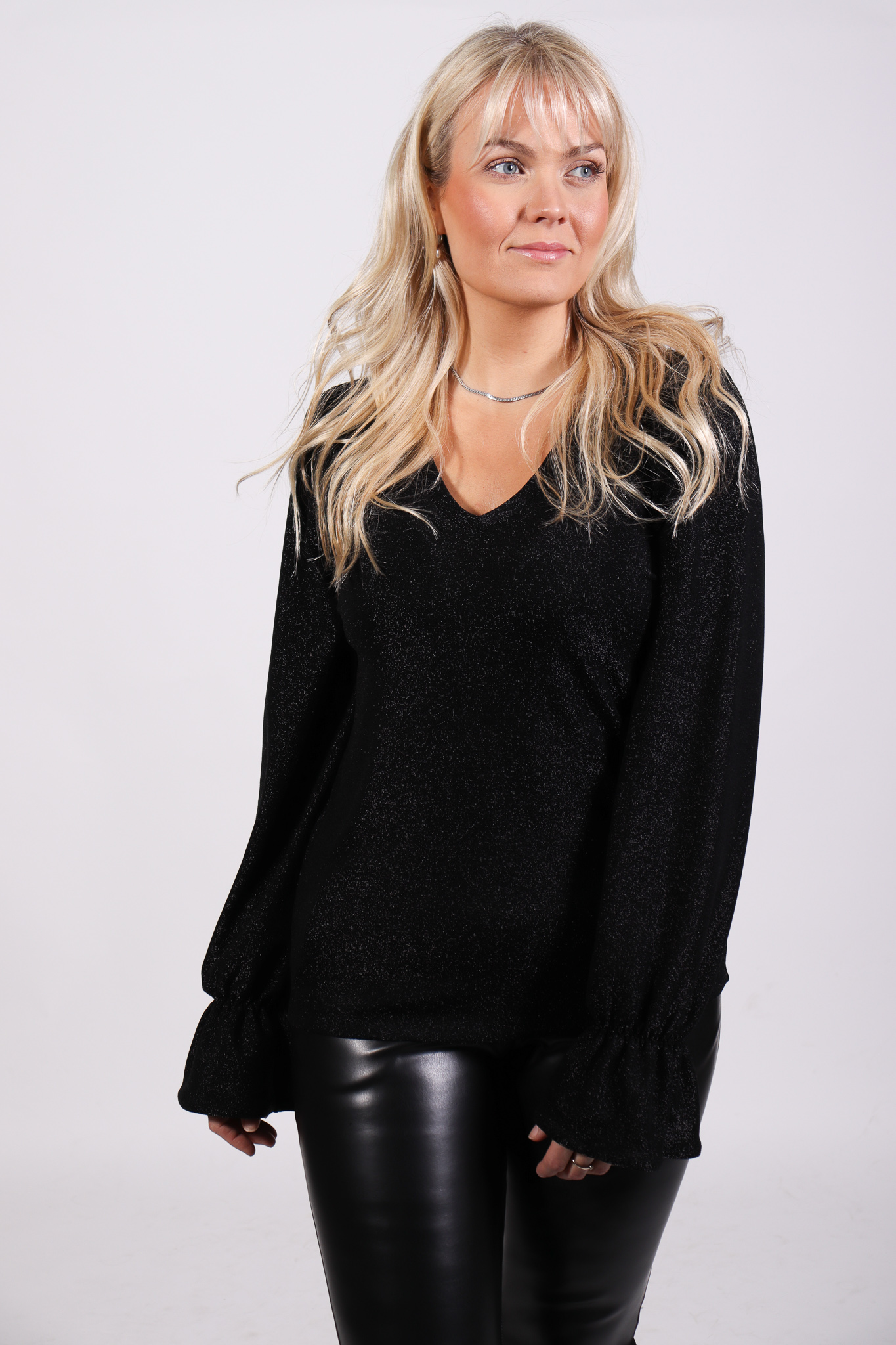 MYRKVI V-neck toppur svartur