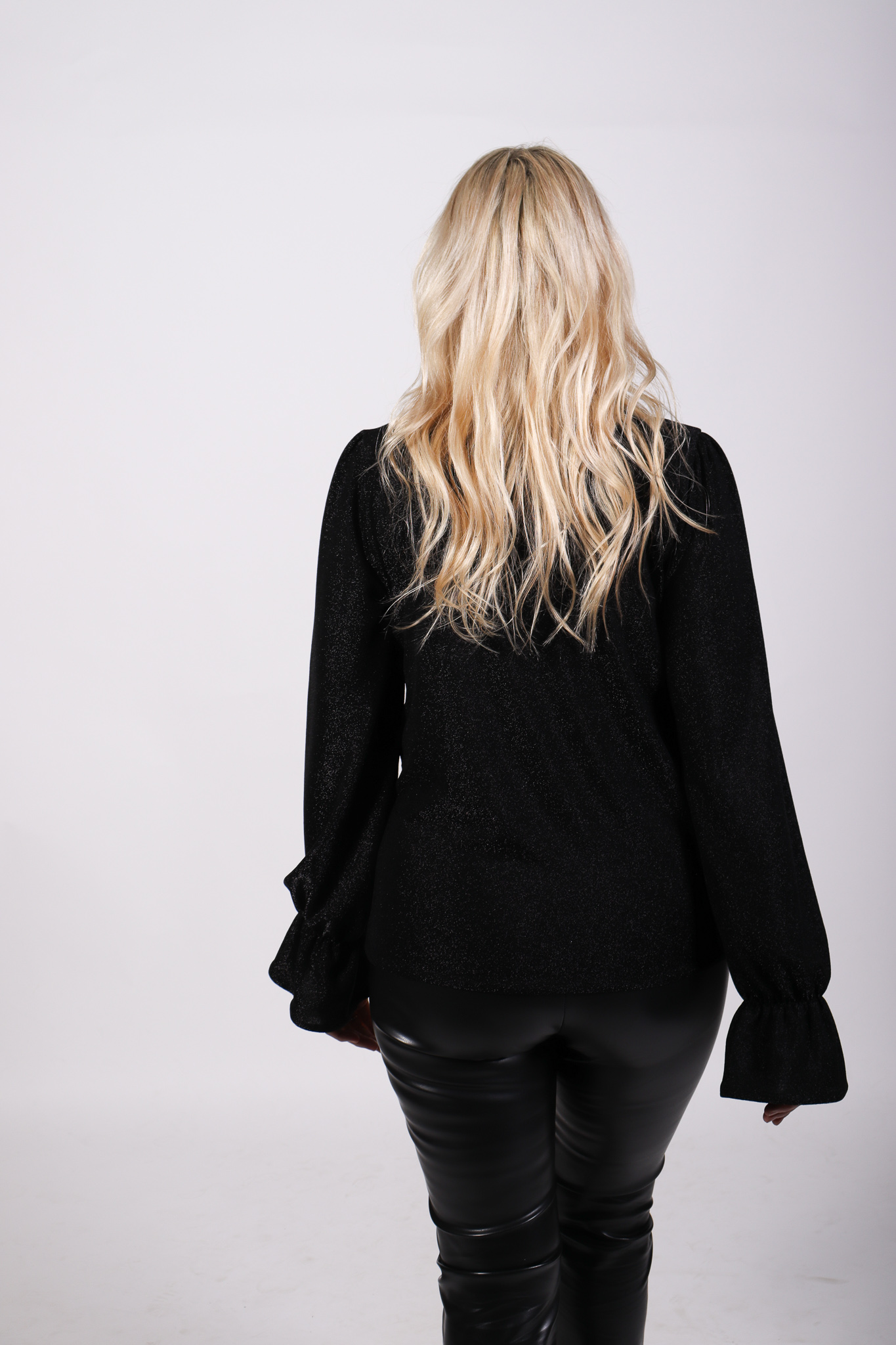 MYRKVI V-neck toppur svartur - Image 4